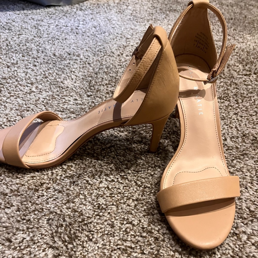 Nude small heel